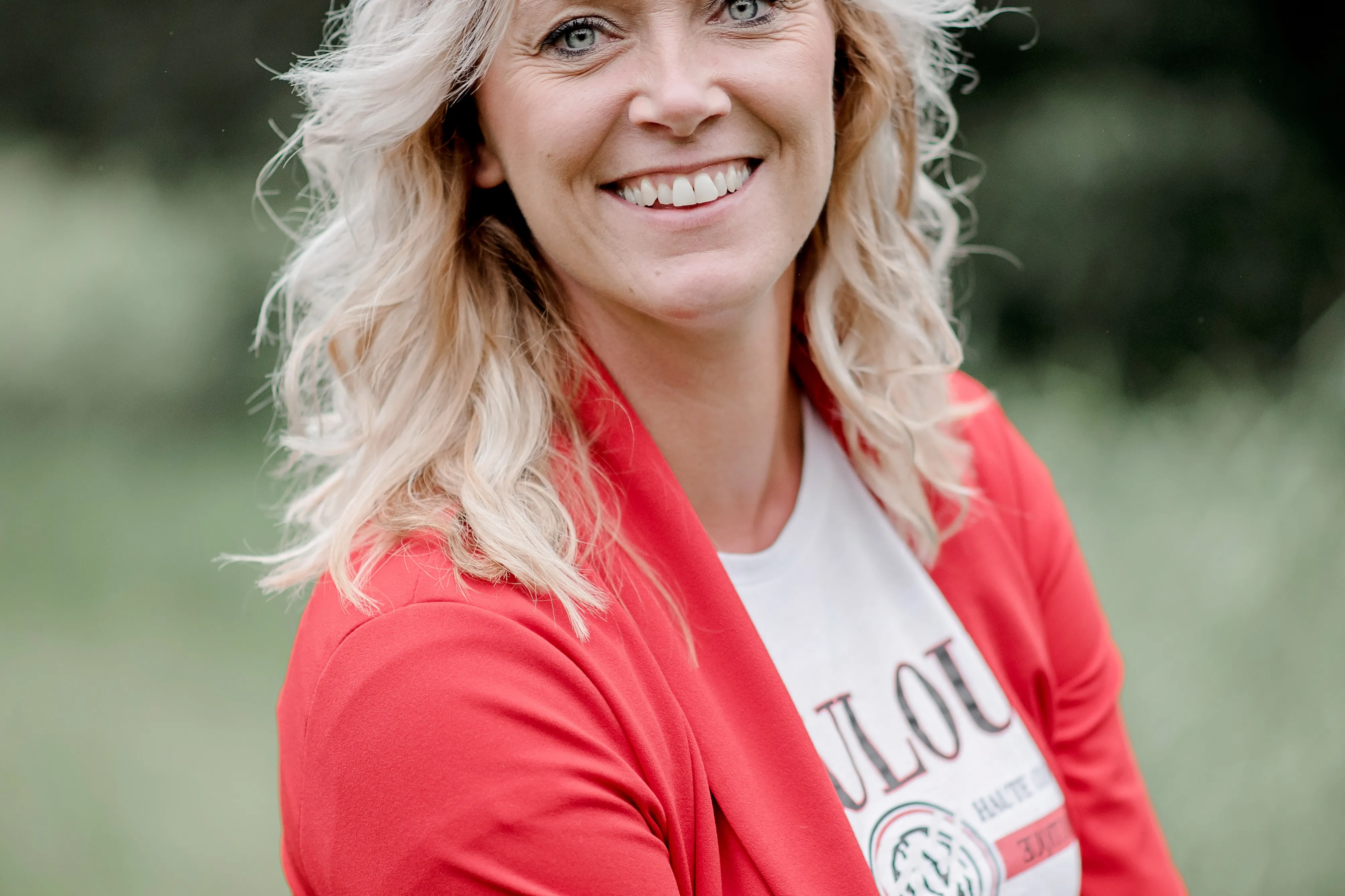 vrouw met rode blazer