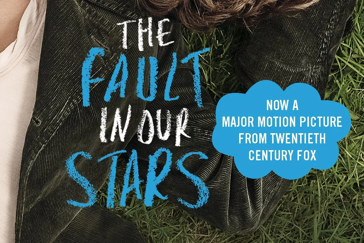 Bookcover The Fault in Our Stars. 2 mensen liggend op het gras.