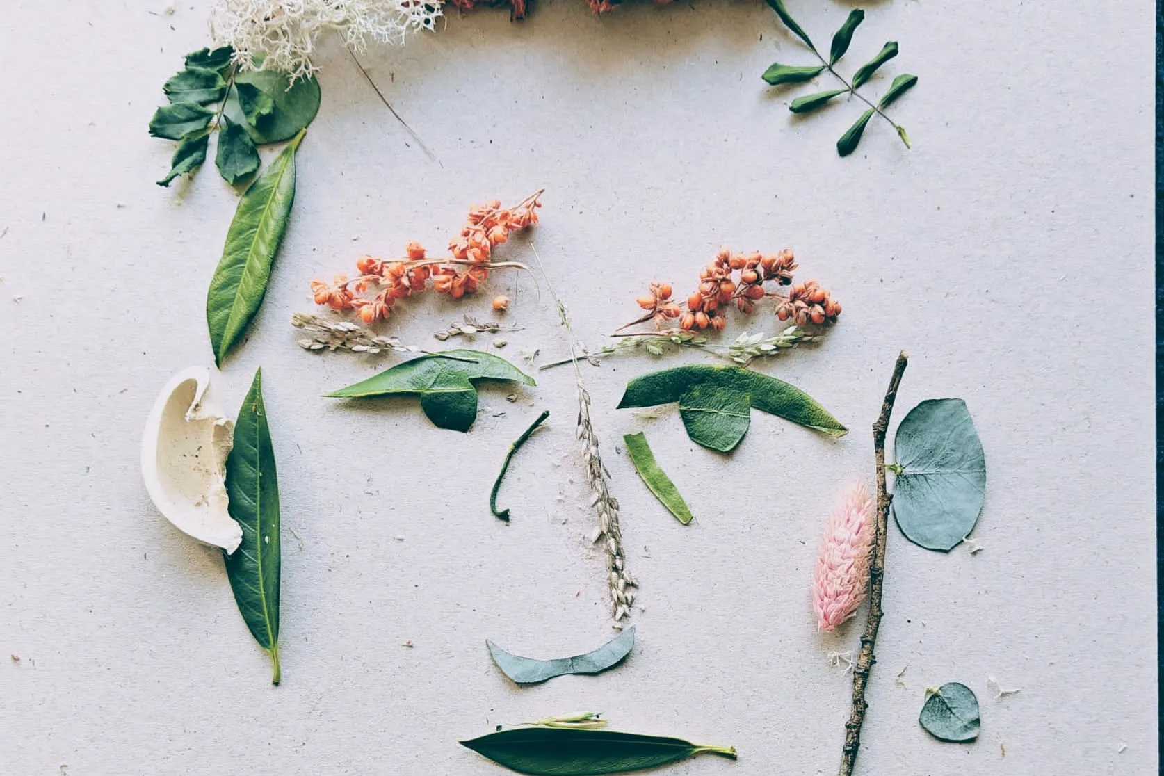 Afbeelding van creatief gezicht gemaakt met blaadjes, takjes en bloemen
