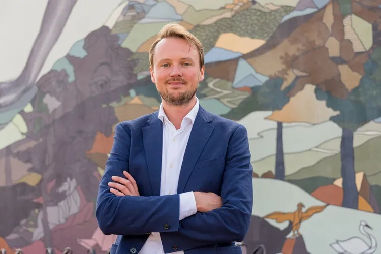portretfoto blonde man in blauw pak voor schilderij