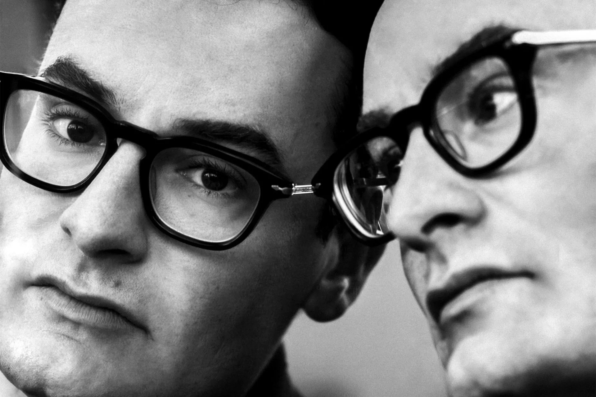 portret man met zwarte bril