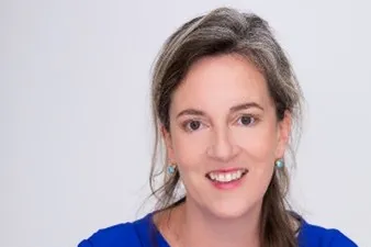 Vrouw met lang jaar en blauwe kleding