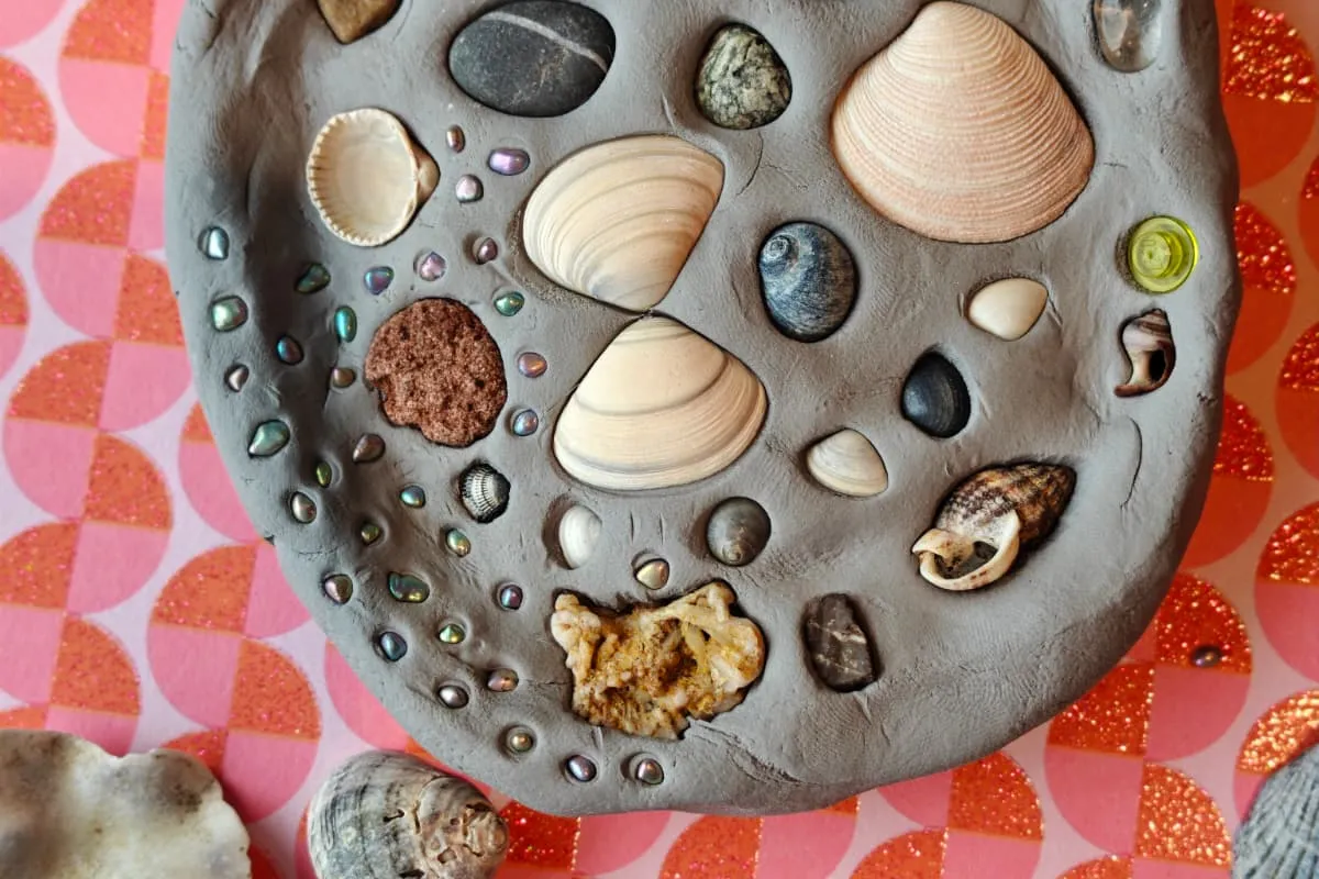 bord van klei met schelpen erin gedrukt