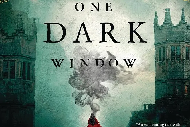 Bookcover One Dark Window. Je ziet een donkere stad, met in het midden een figuur met rode kleding. 
