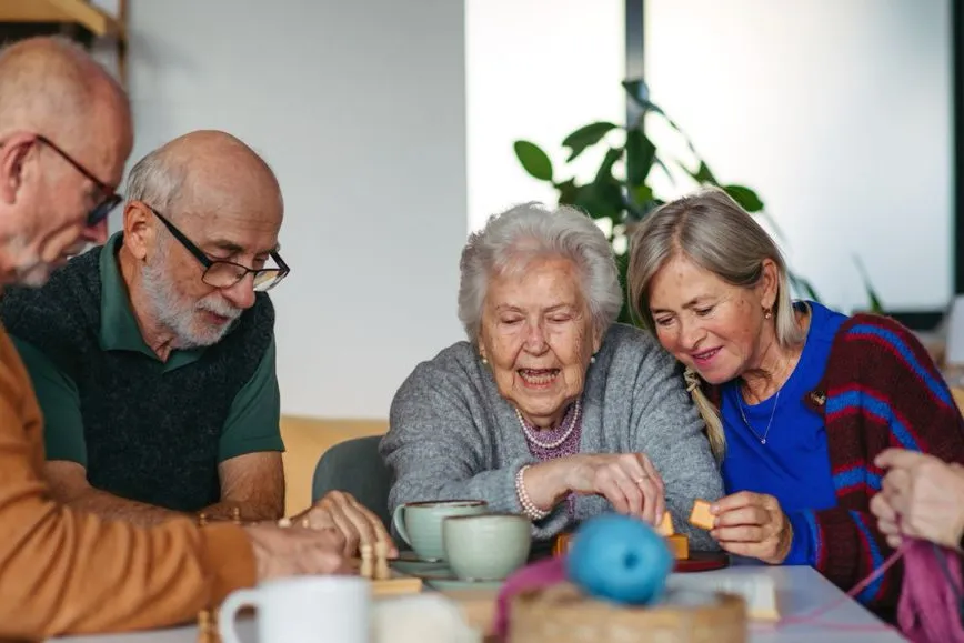 groep ouderen aan koffietafel