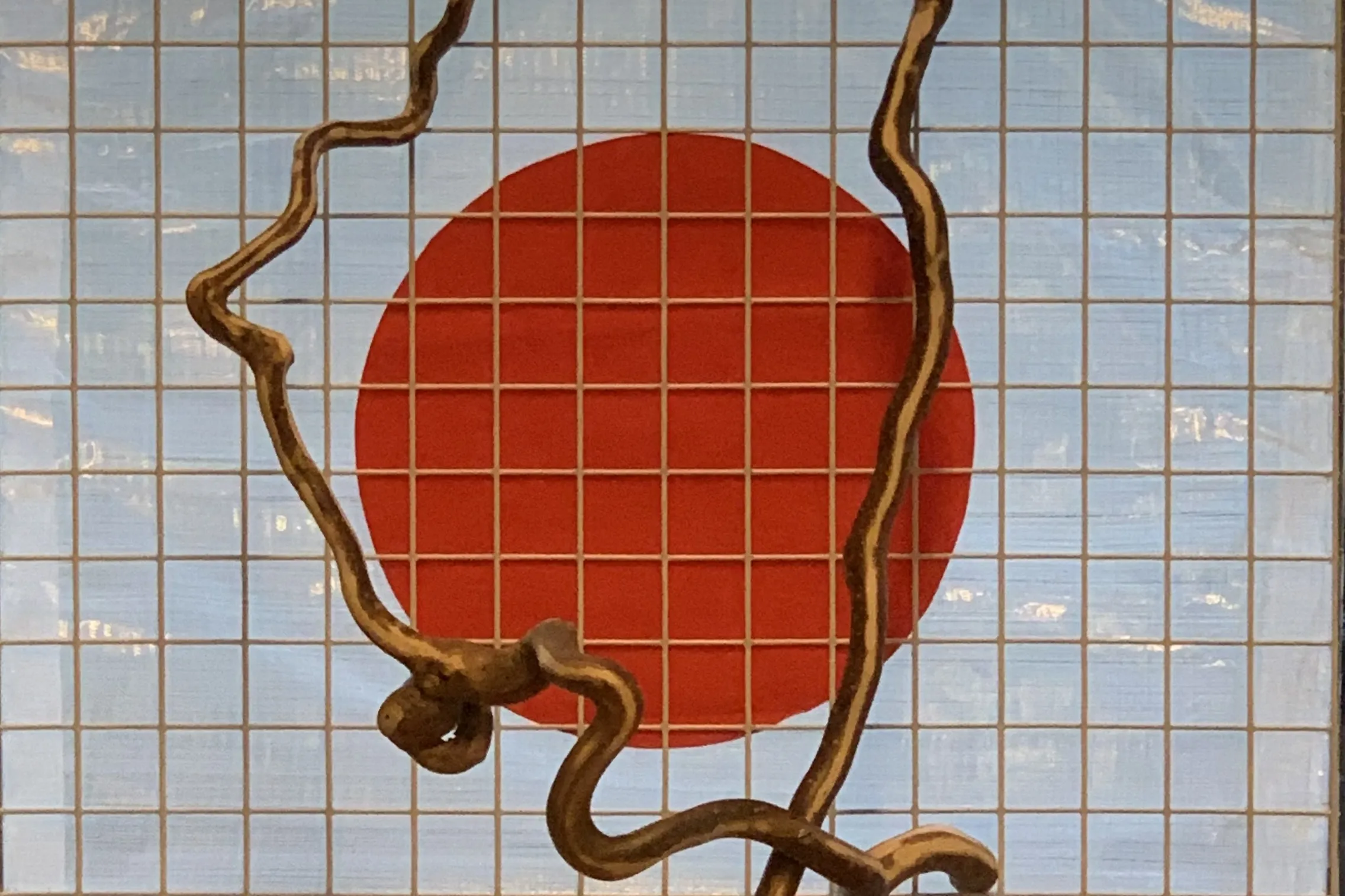 Kunstwerk met houten frame en rode cirkel in het midden