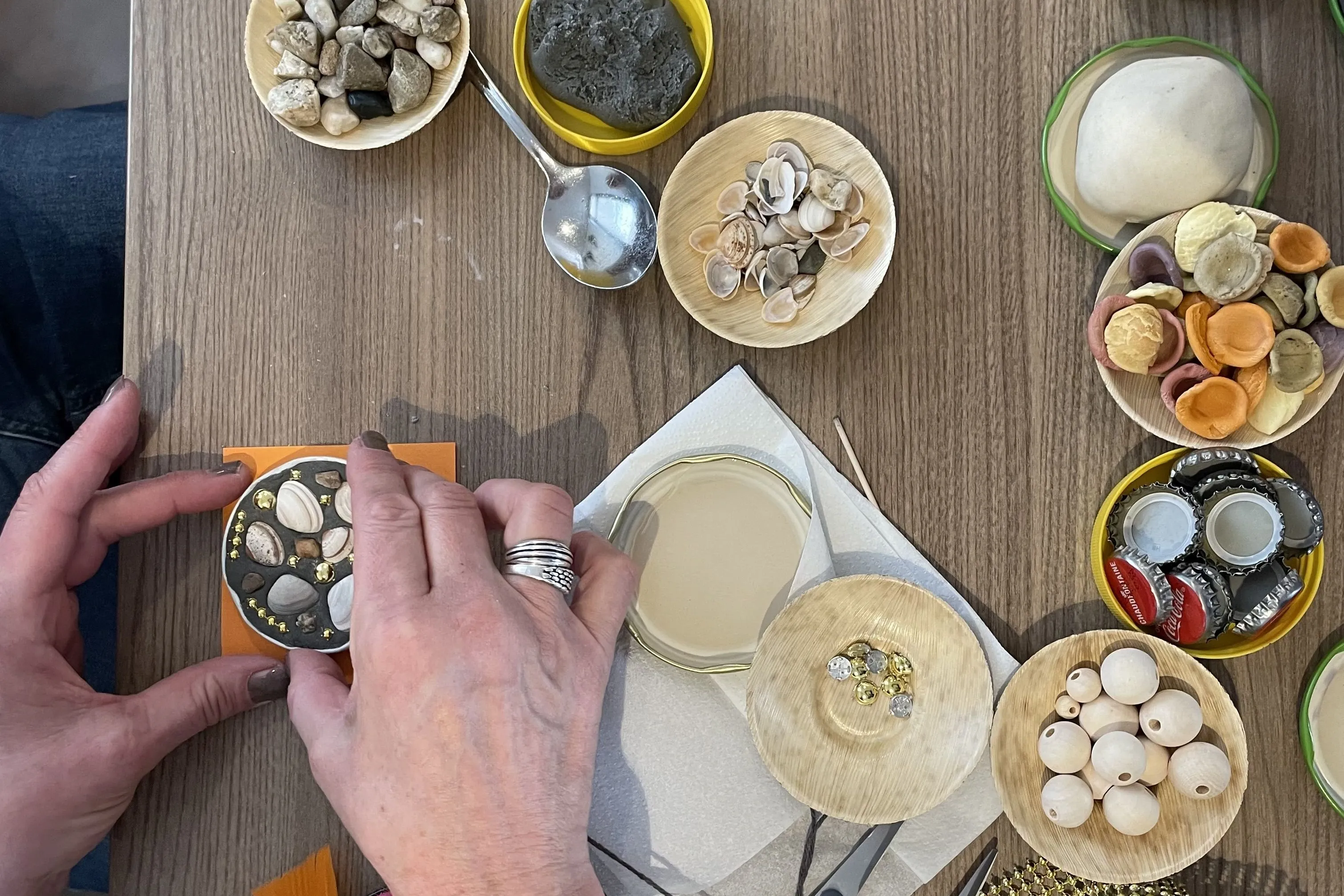 twee handen en creatieve materialen