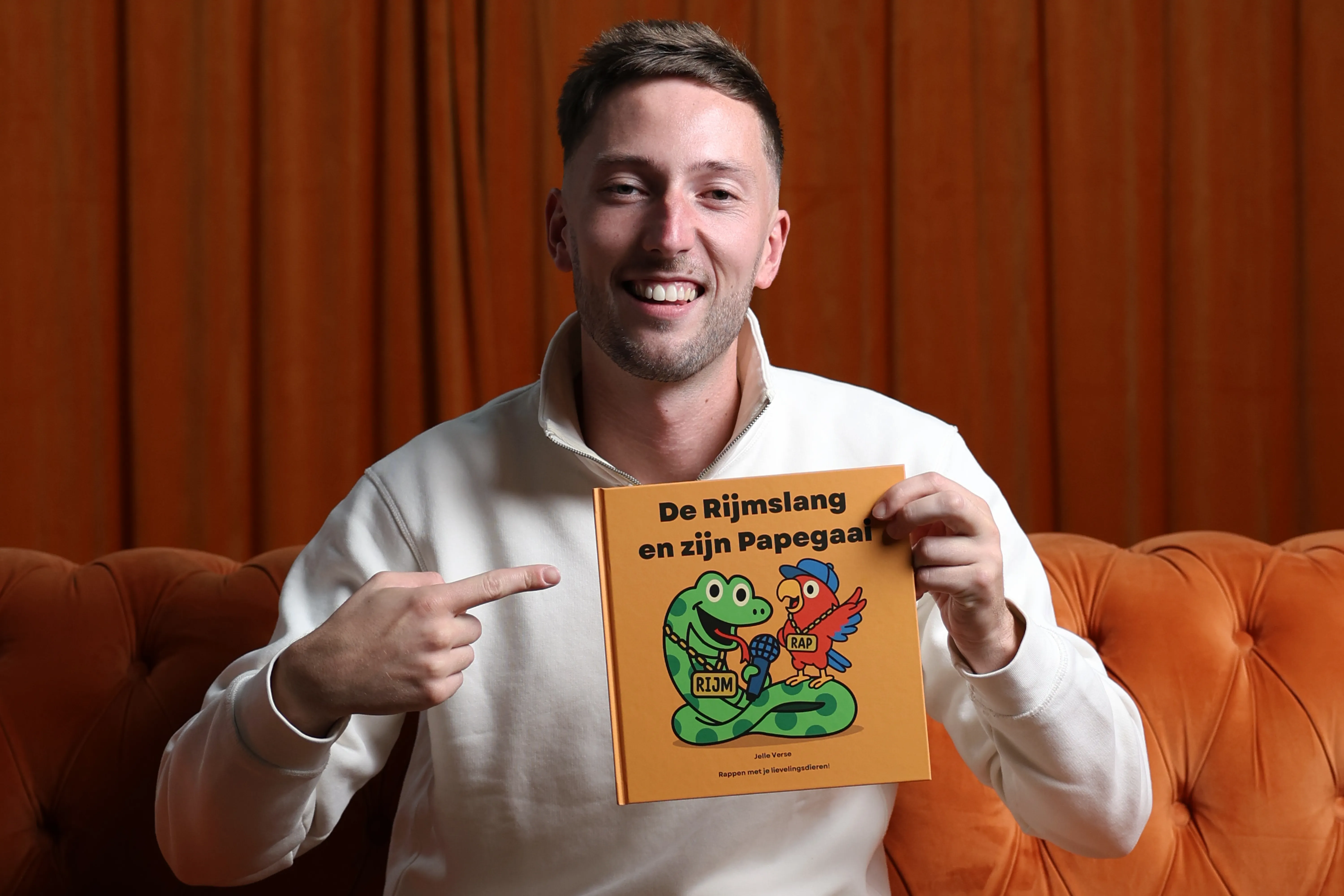 Jelle verse met zijn boek De Rijmslang en zijn papegaai