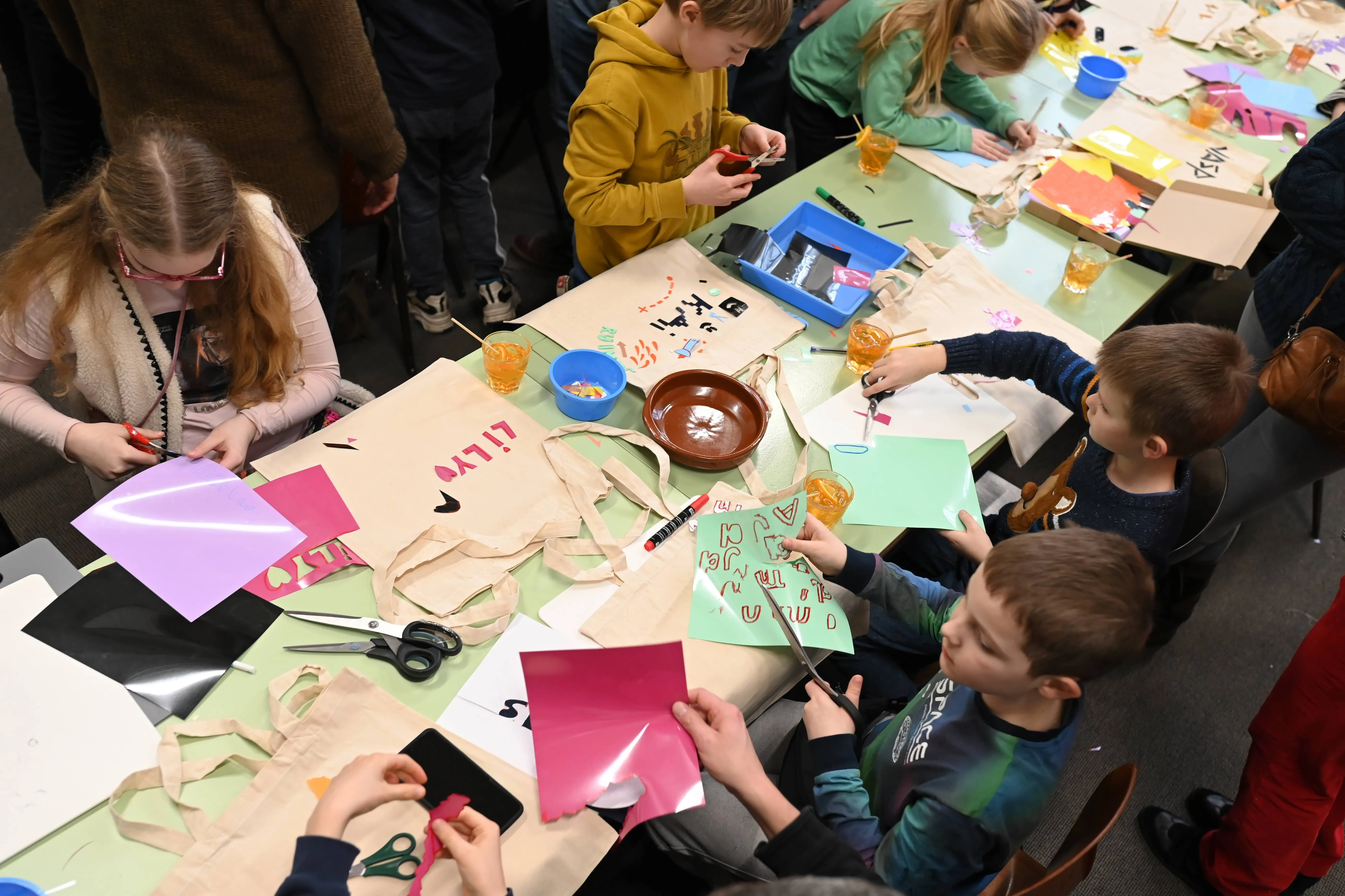 kinderen knutselen lange tafel