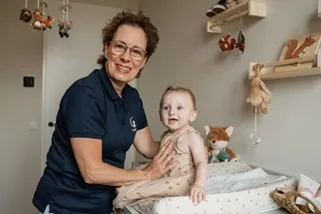 Slaapcoach Ineke is te zien samen met een baby