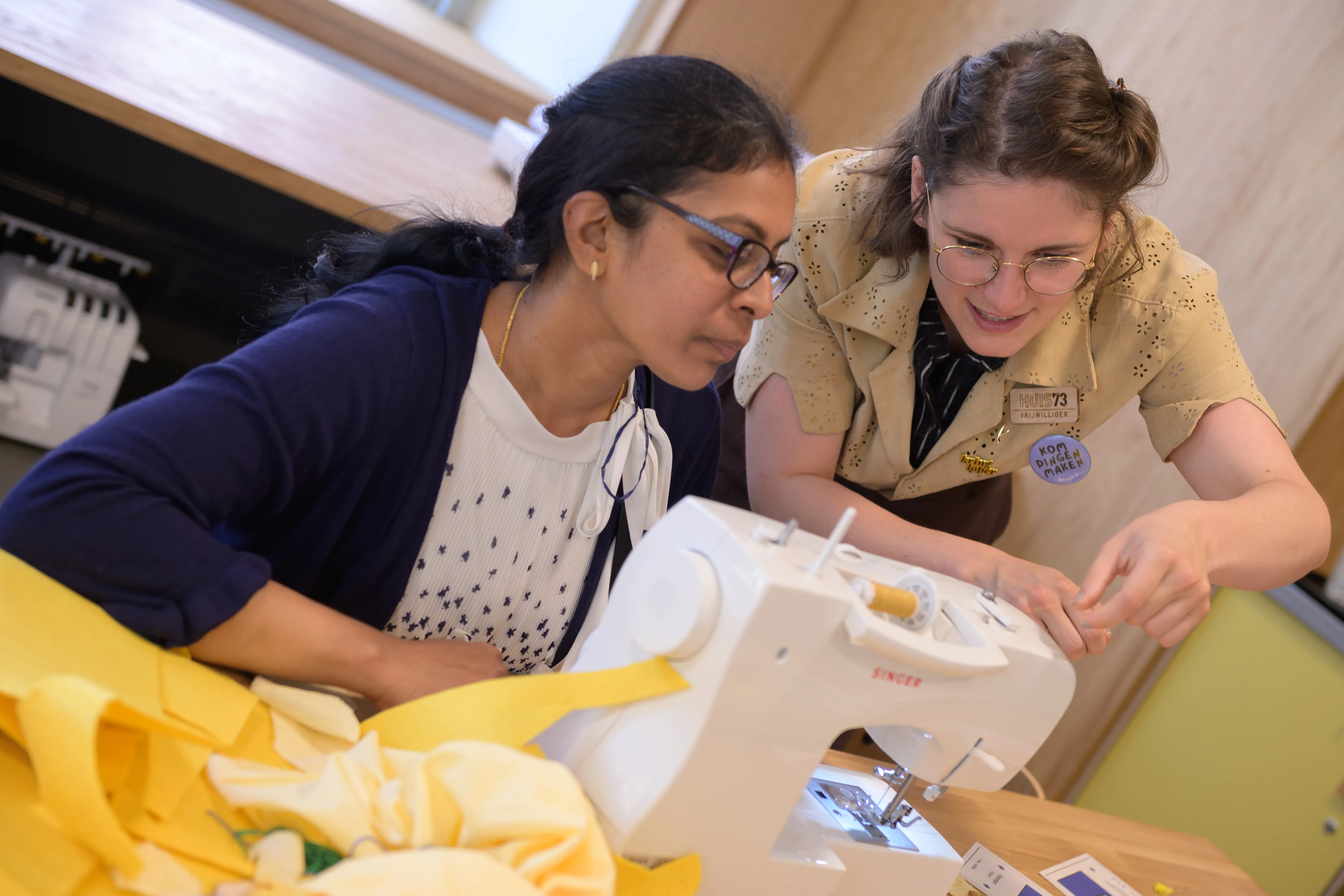 twee vrouwen bij een naaimachine 