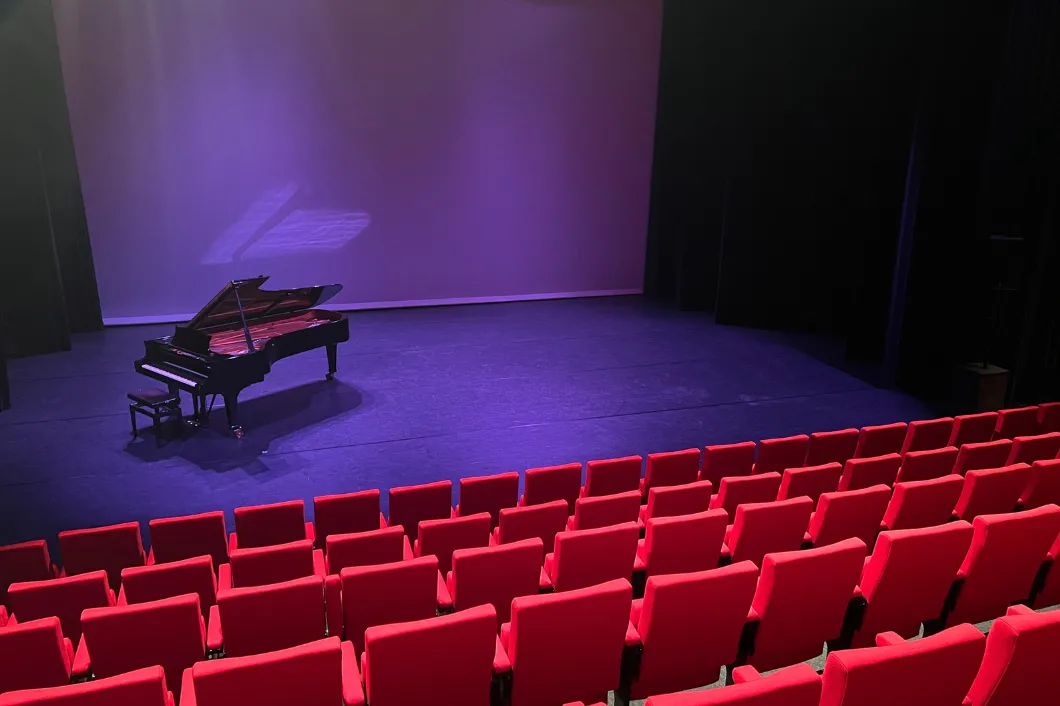 podium in theater met piano op de achtergrond