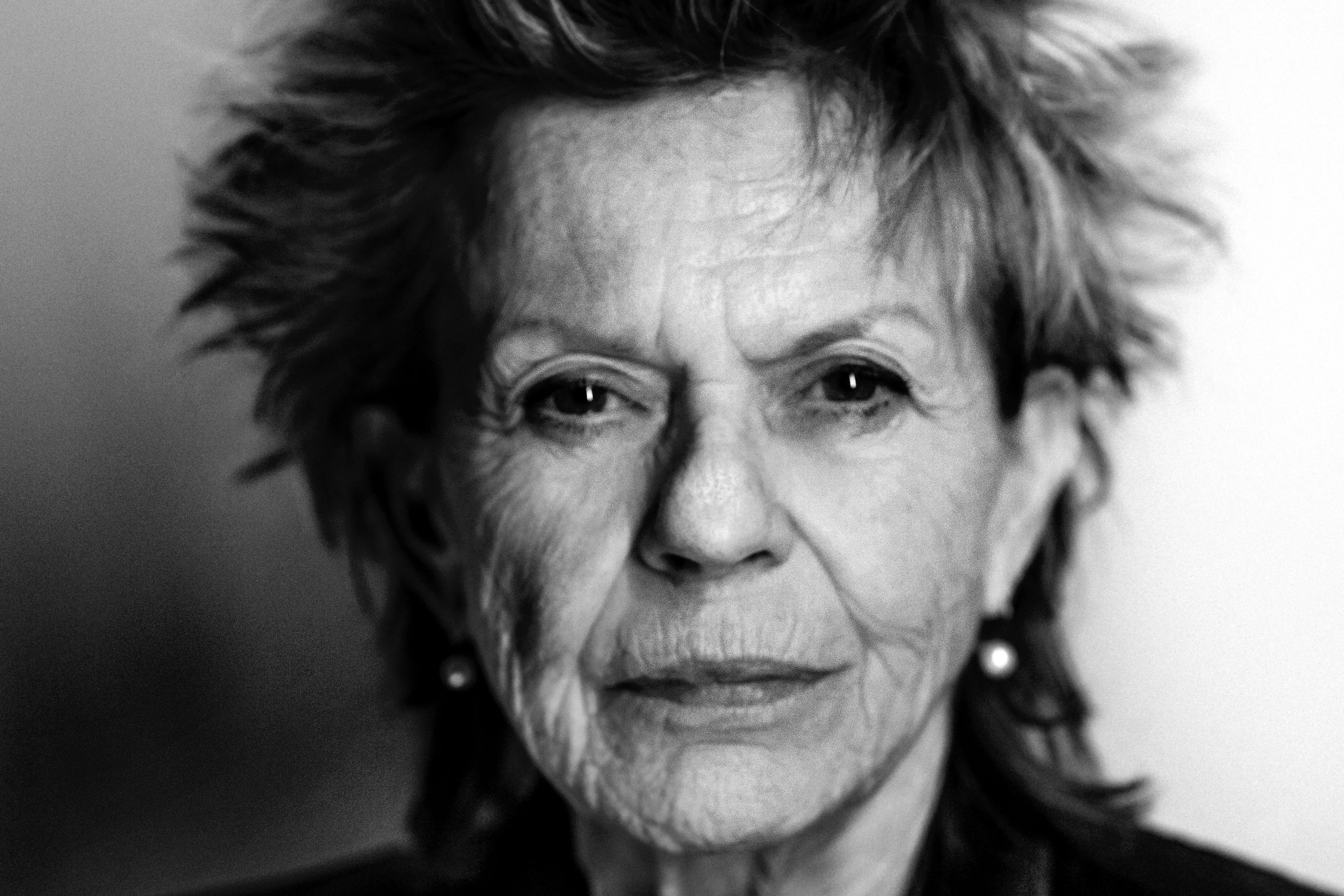 Zwart wit portret van schrijfster Connie Palmen
