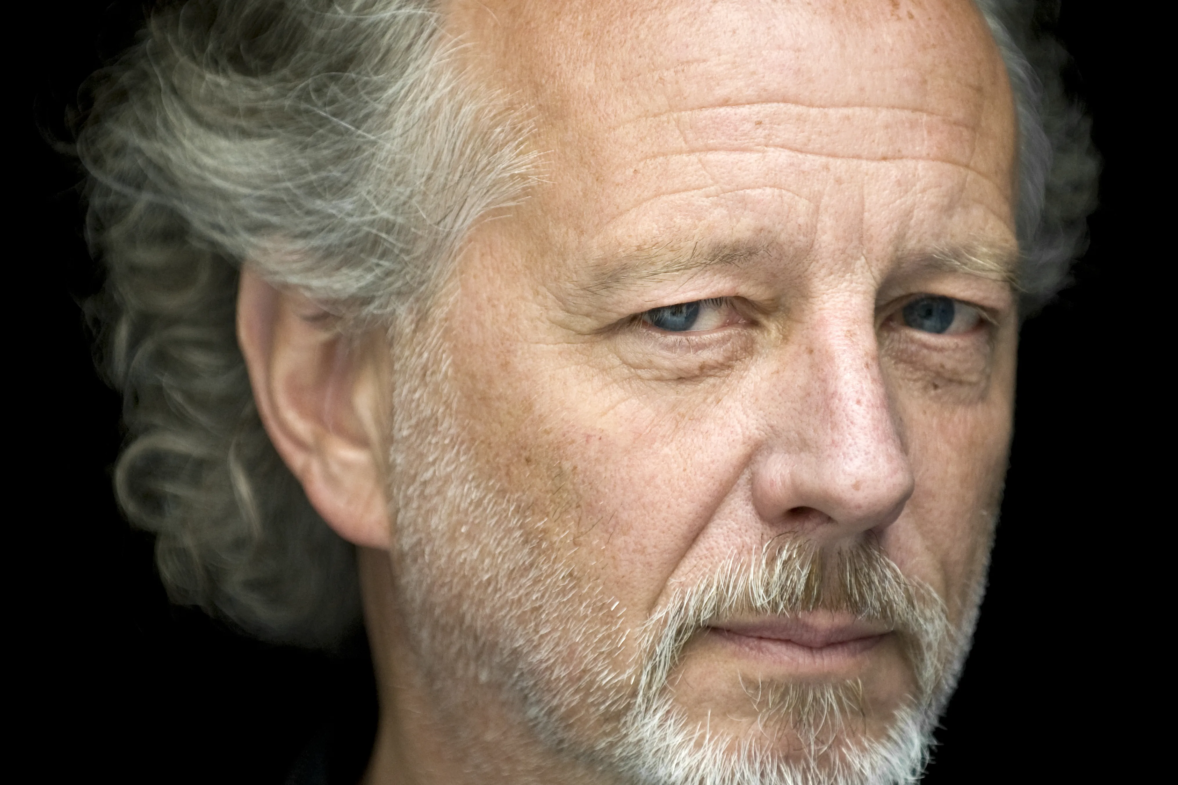 Portretfoto van schrijver Stefan Hertmans