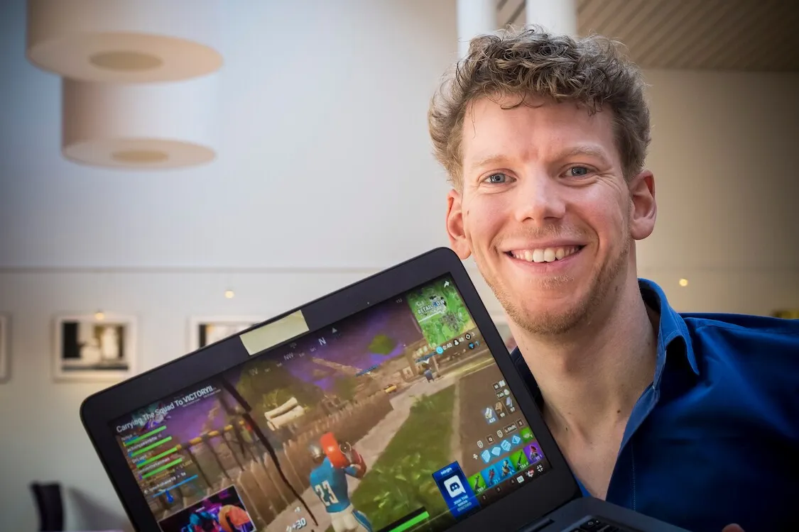 Laurens met ipad voor zich waar een game op te zien is
