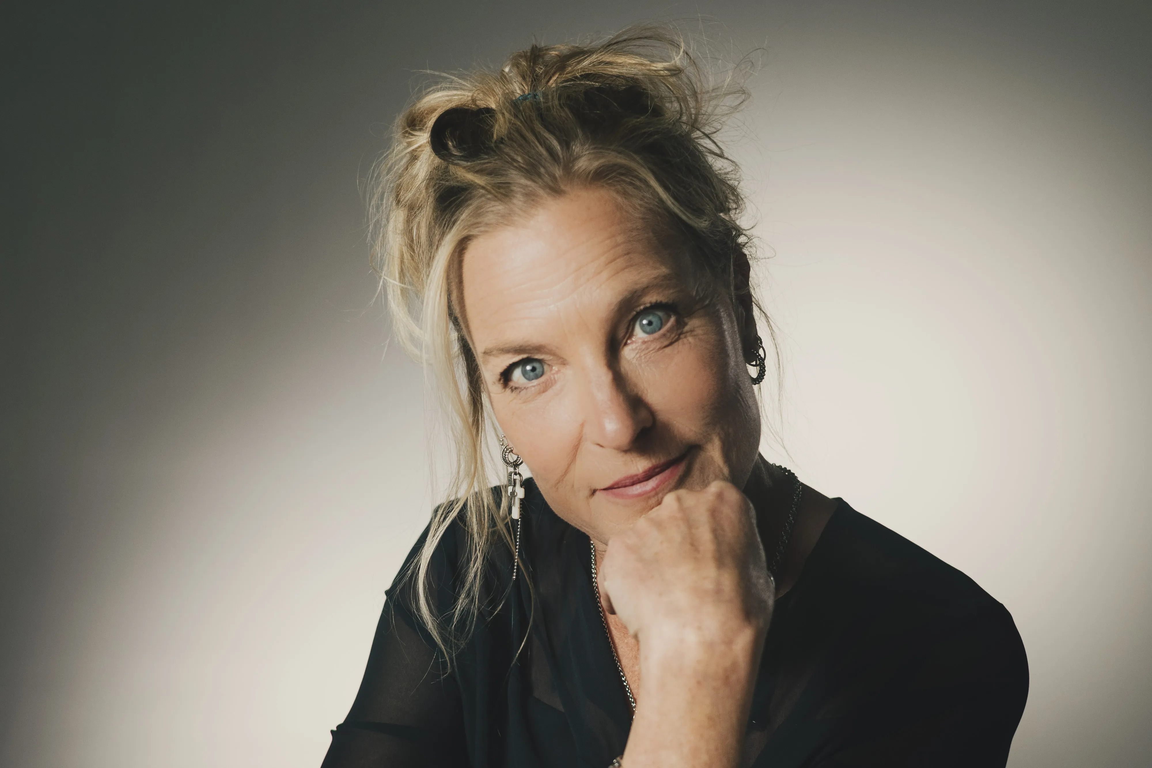 Portretfoto van schrijfster Eva Posthuma de Boer
