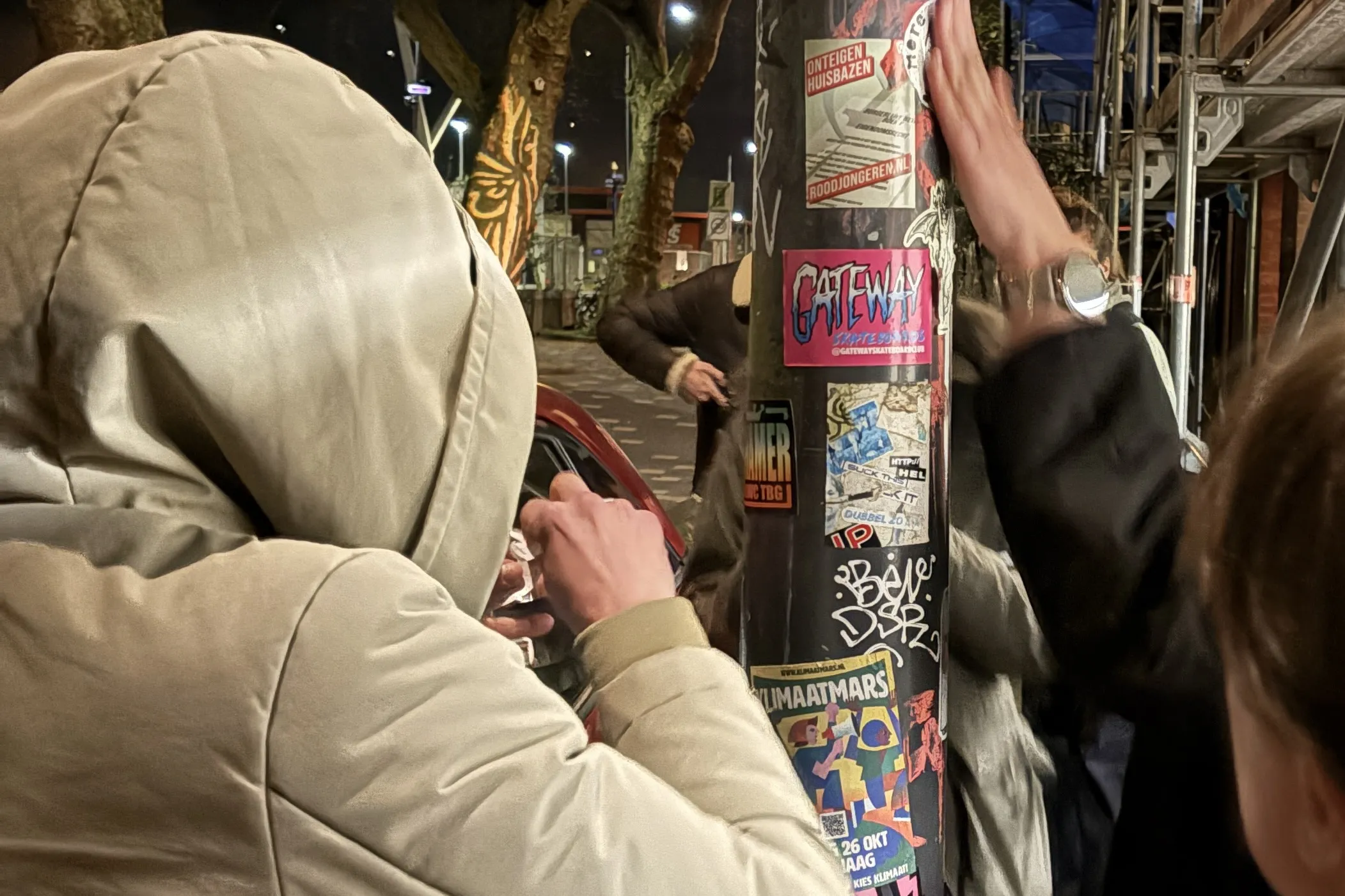 Stickers op lantaarnpaal