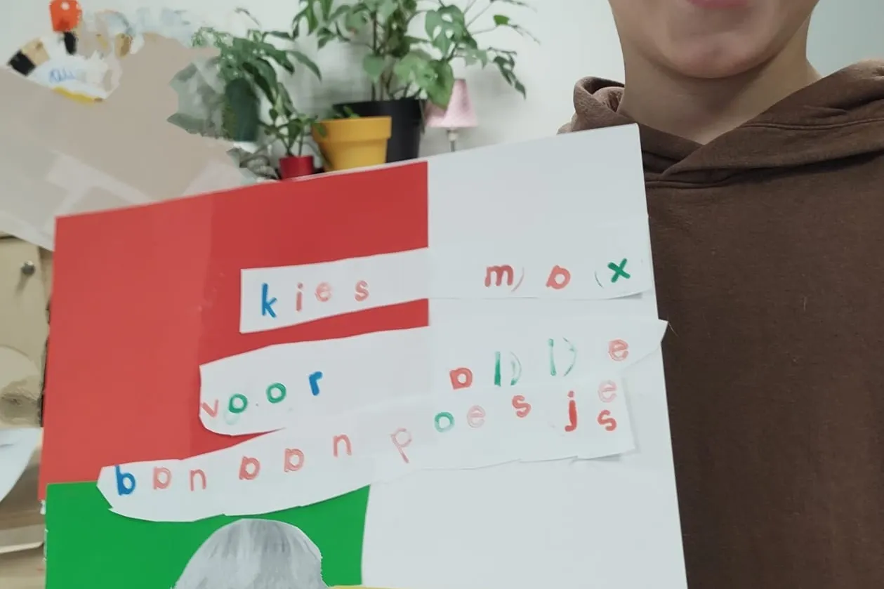 kind met poster
