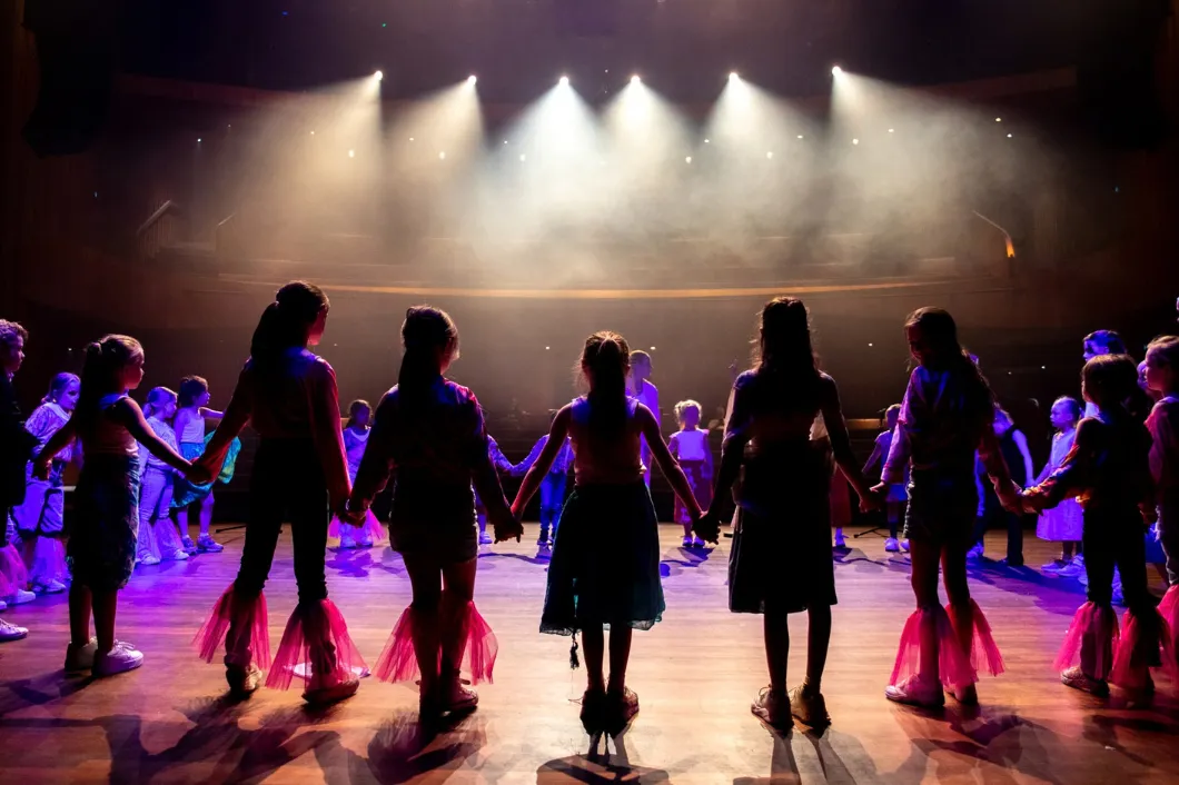Kinderen in een theater met spots