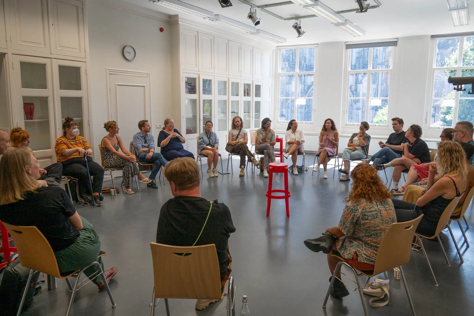 Groep zit in cirkel voor panelgesprek