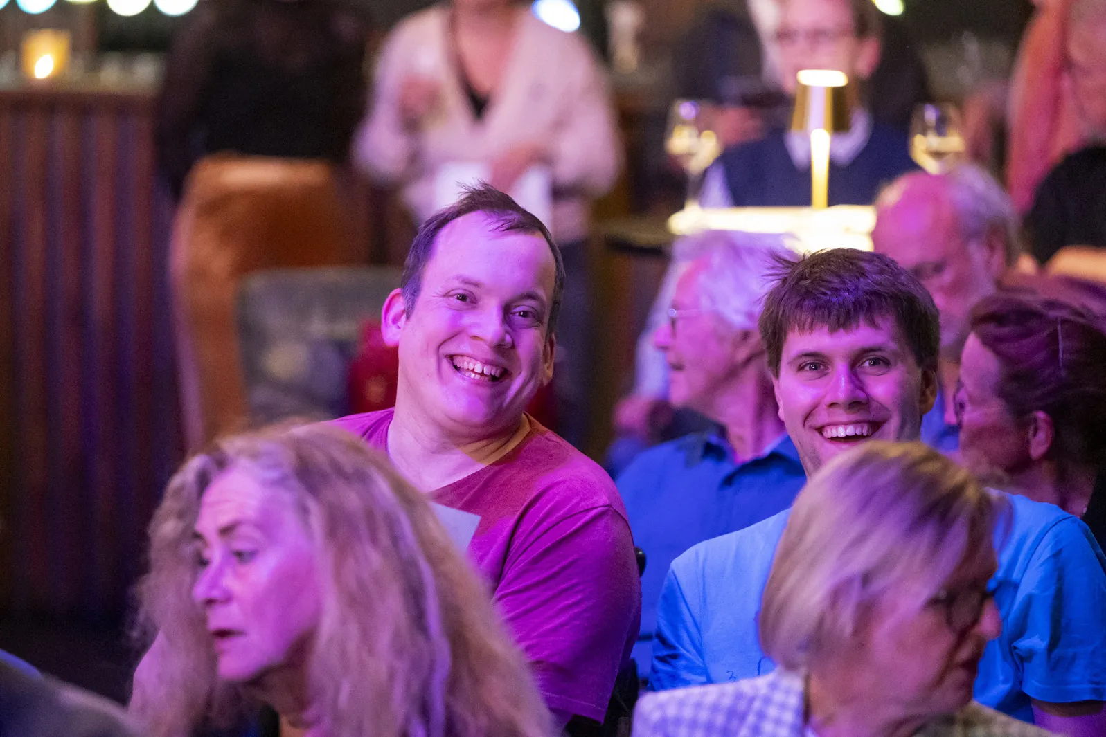 vier personen in het publiek