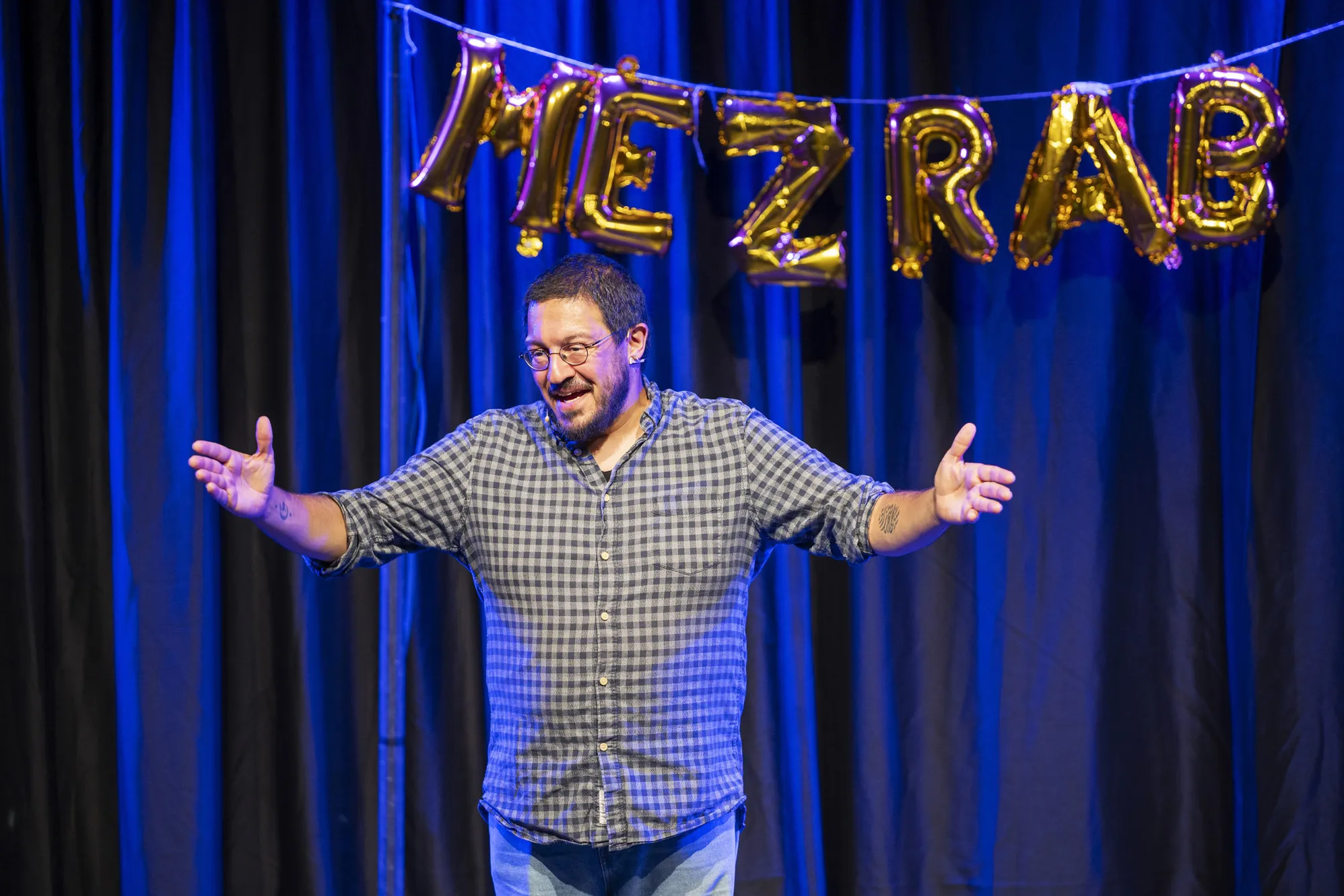 Mezrab op het podium
