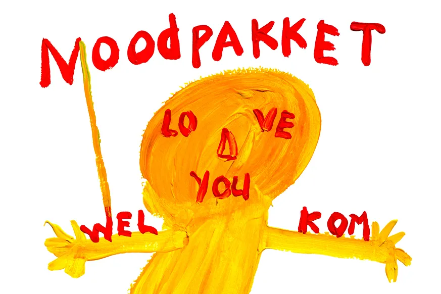 Tekening met verf bestaande uit geel mensfiguur of silhouet met rode tekst