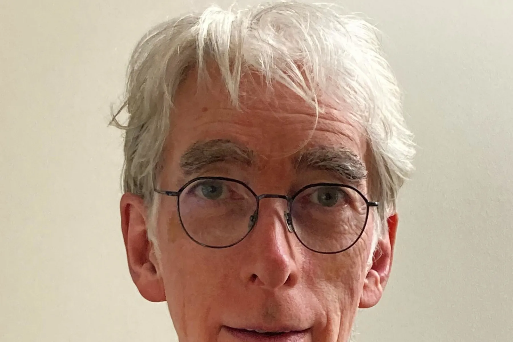 Man met grijs haar en een bril