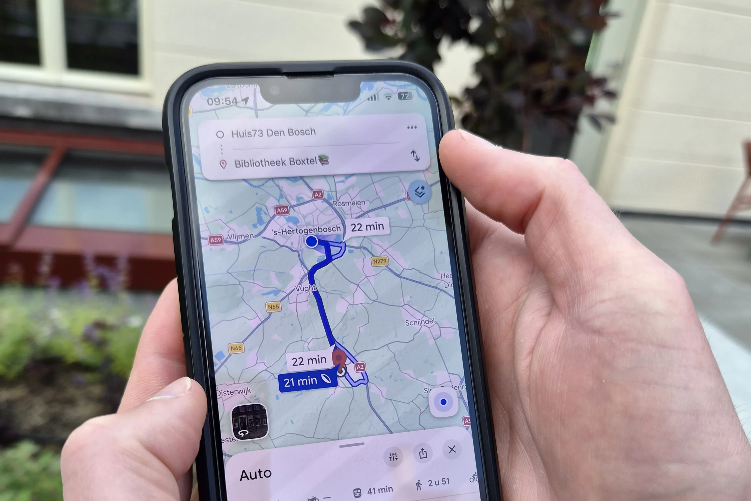 Handen met mobiele telefoon en google maps