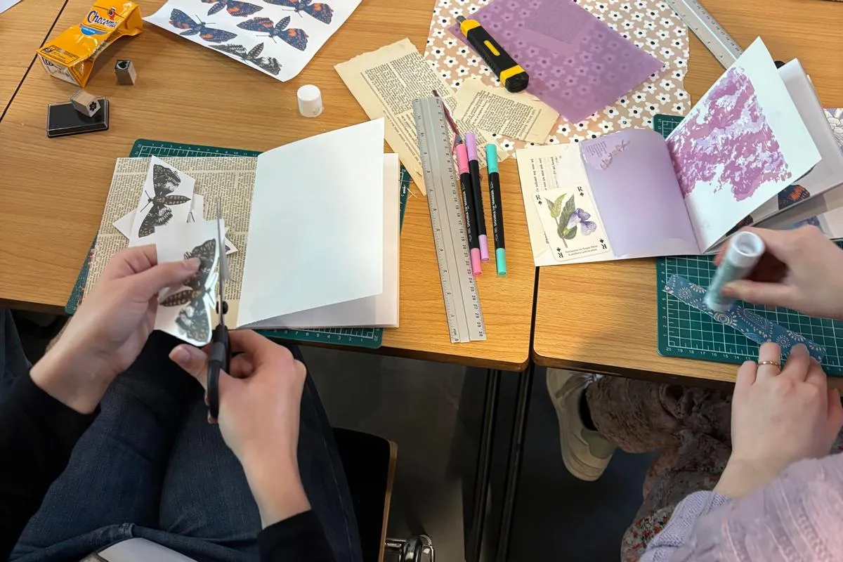 Twee personen werken aan een scrapboek