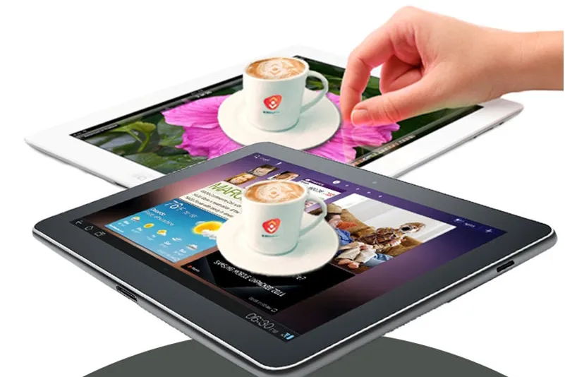tablet met hand en kopje koffie