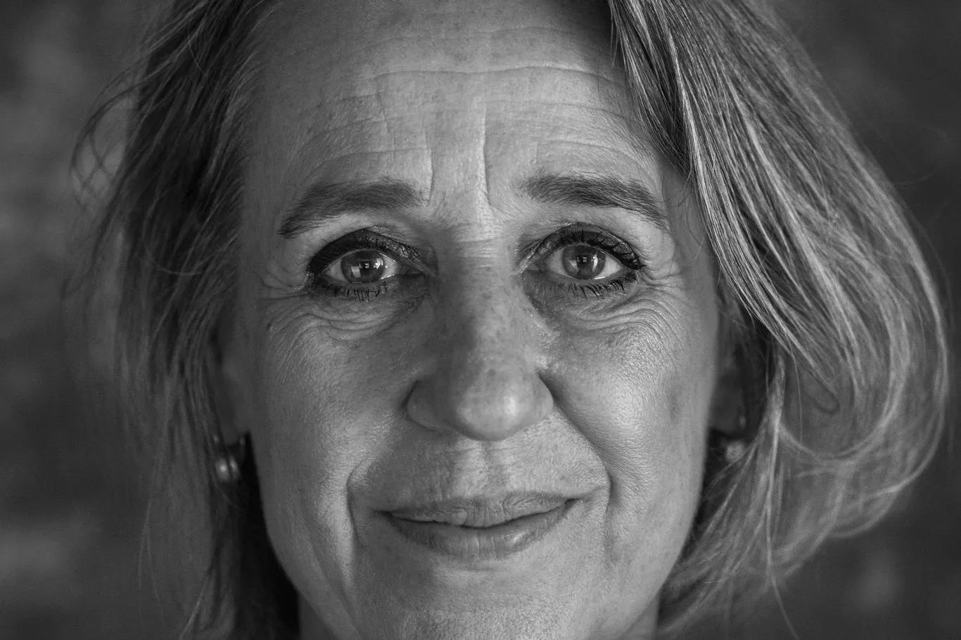 Zwart wit foto met een vrouw met half lang haar. 