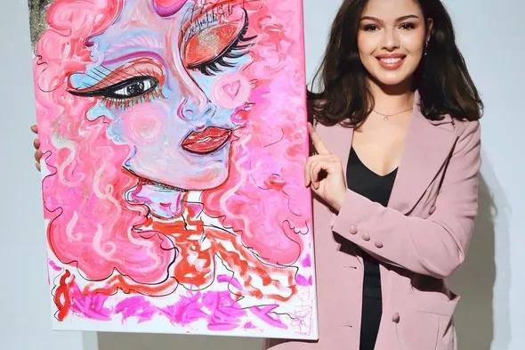 Foto van vrouw die schilderij (roze) vasthoudt