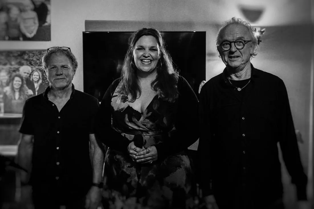 zwart wit foto van bandleden Laag Water
