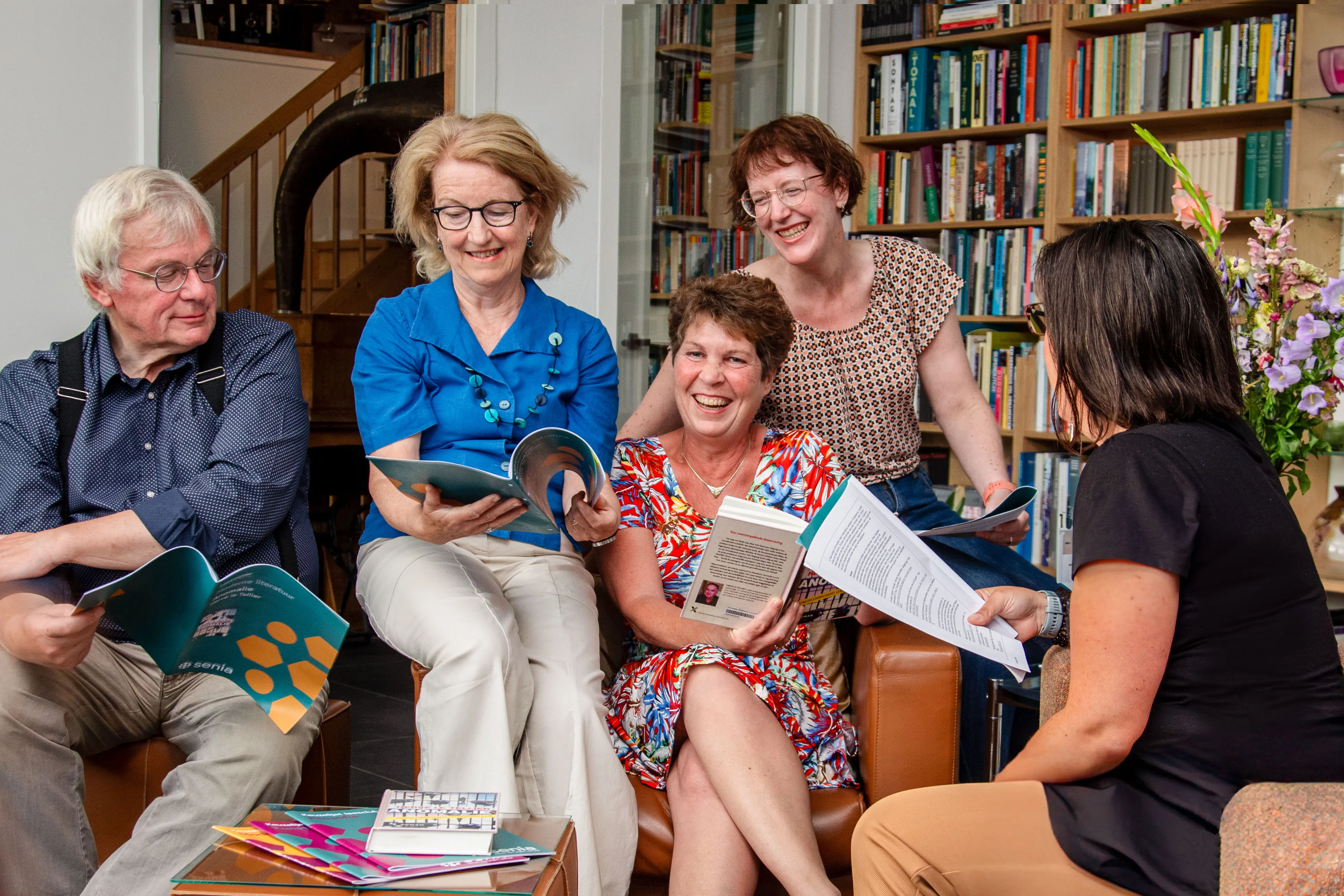 groep mensen die samen lezen 