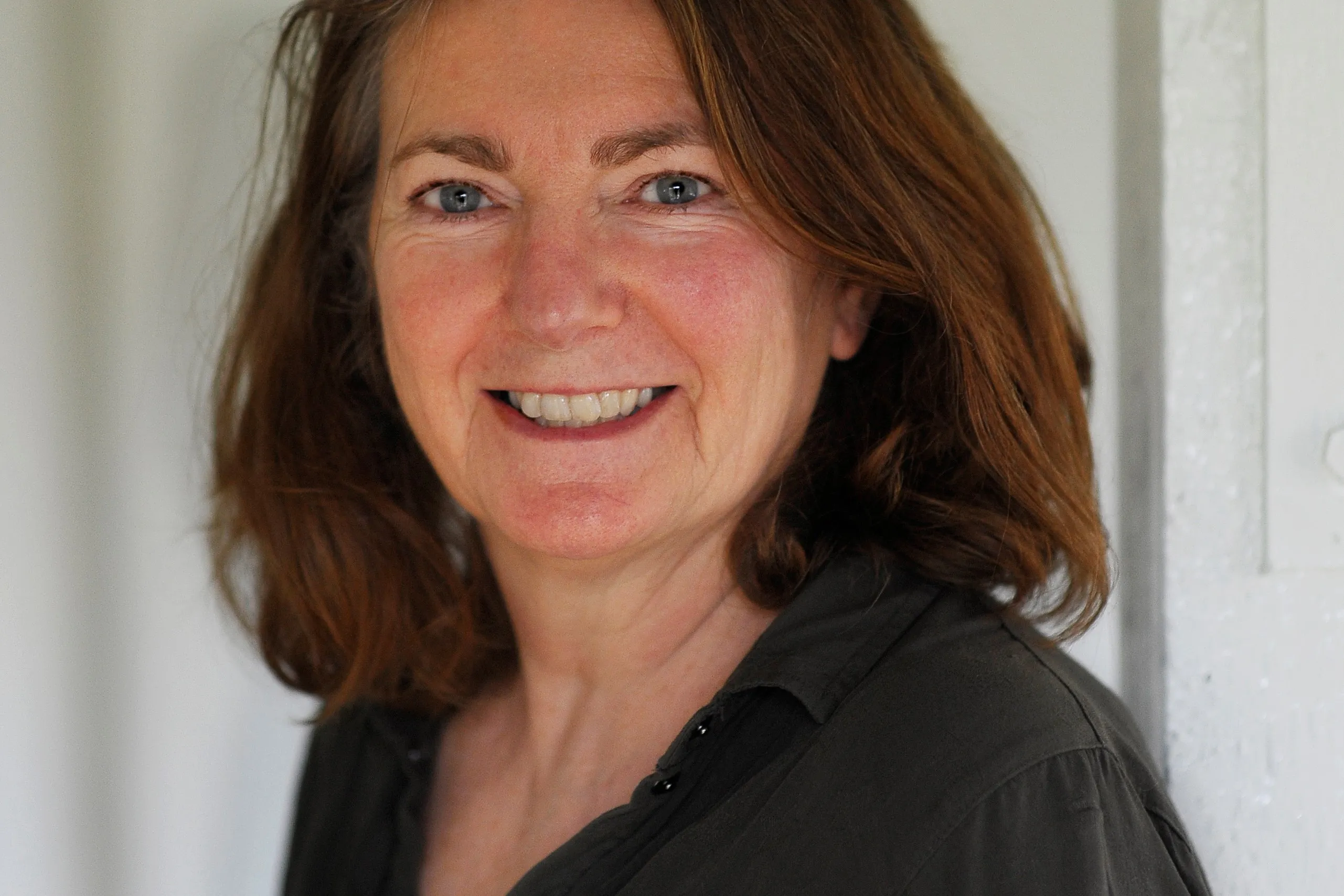 Foto van Monica - Vrouw met halflang bruin haar en donkergroene blouse