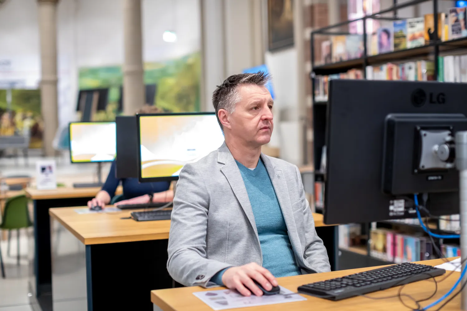 man achter computer 