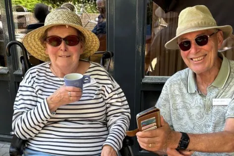 twee personen met een hoedje en zonnebril