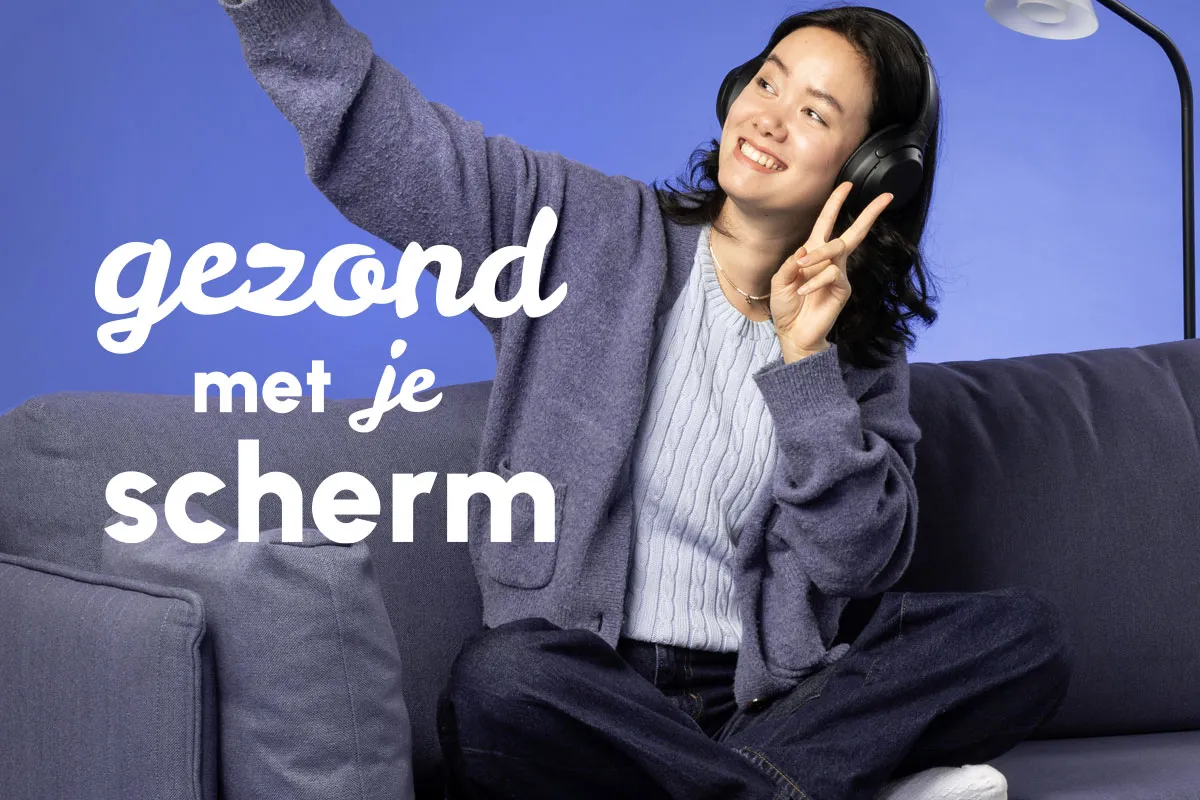 vrouw op bank die zelf maakt