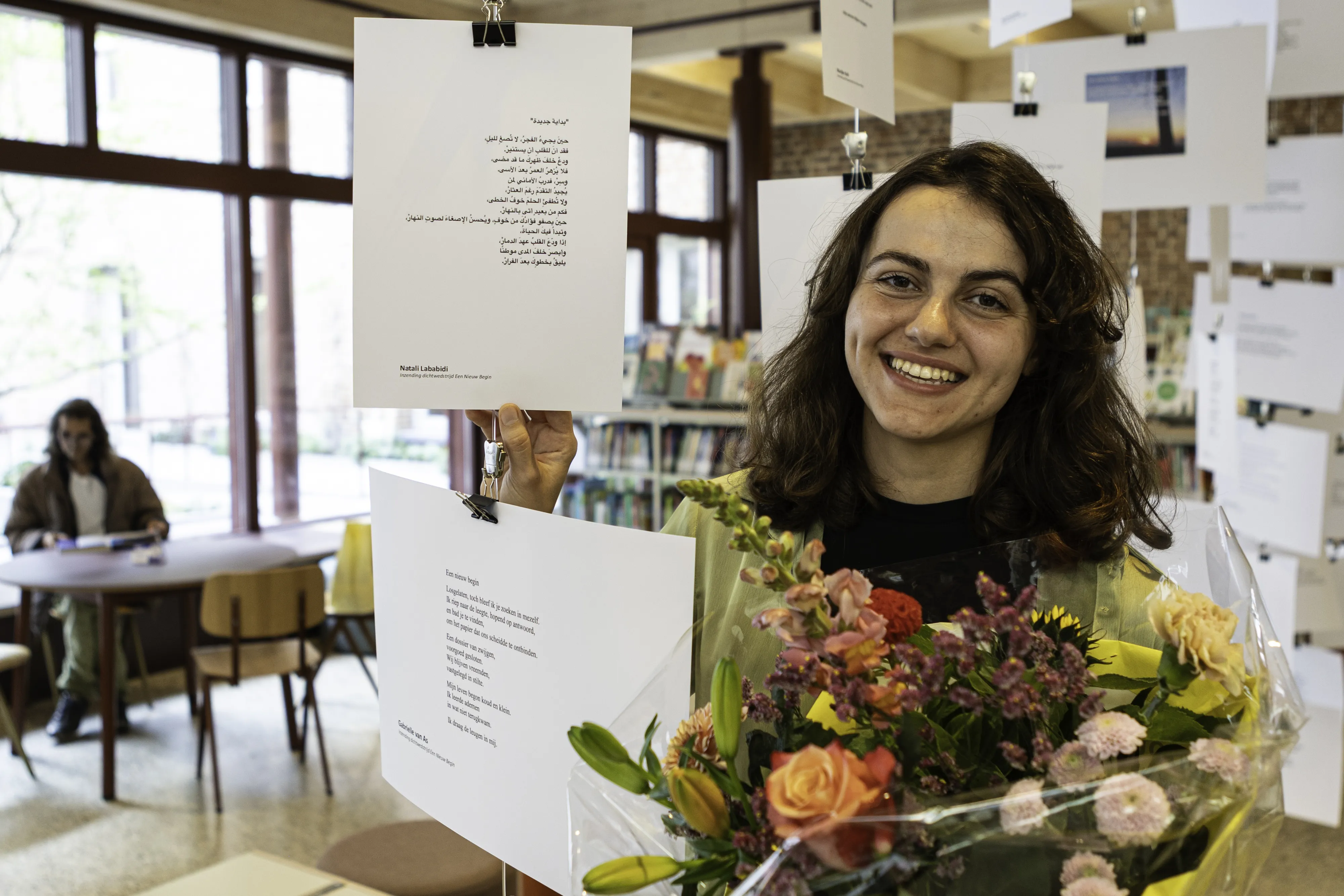 vrouw met bos bloemen