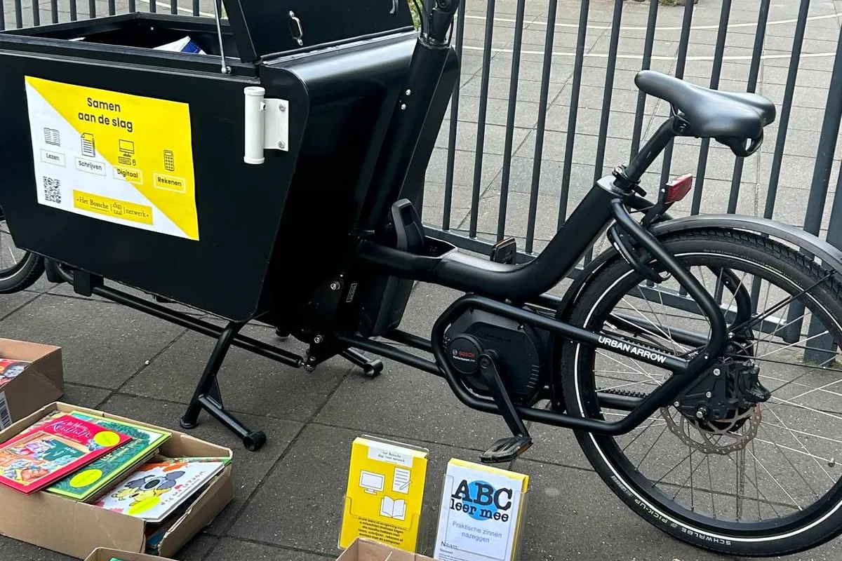 boekenbakfiets met boeken die uitgedeeld worden
