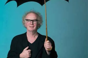 man met zwarte paraplu