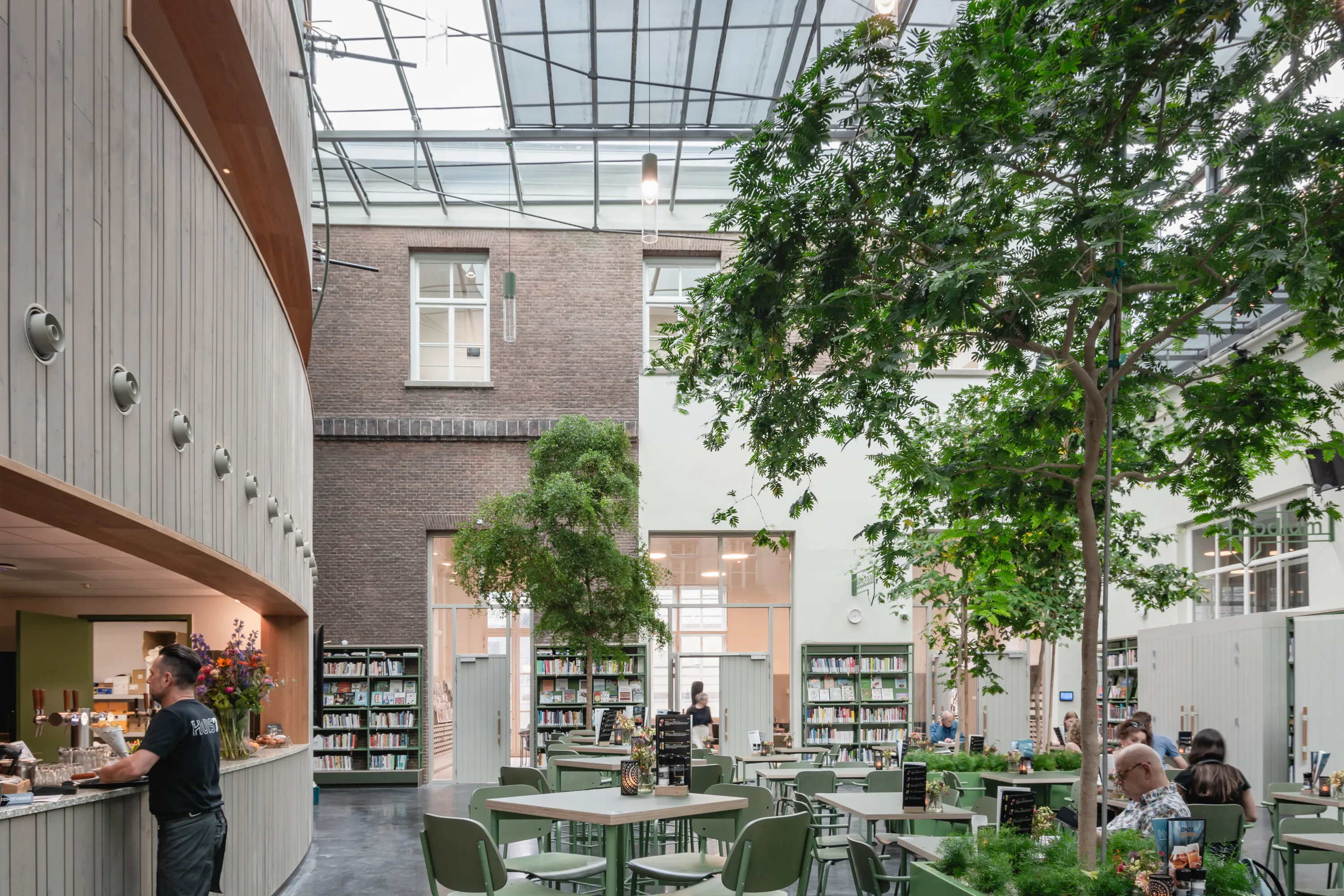 Café Hinthamerstraat met mensen aan tafels