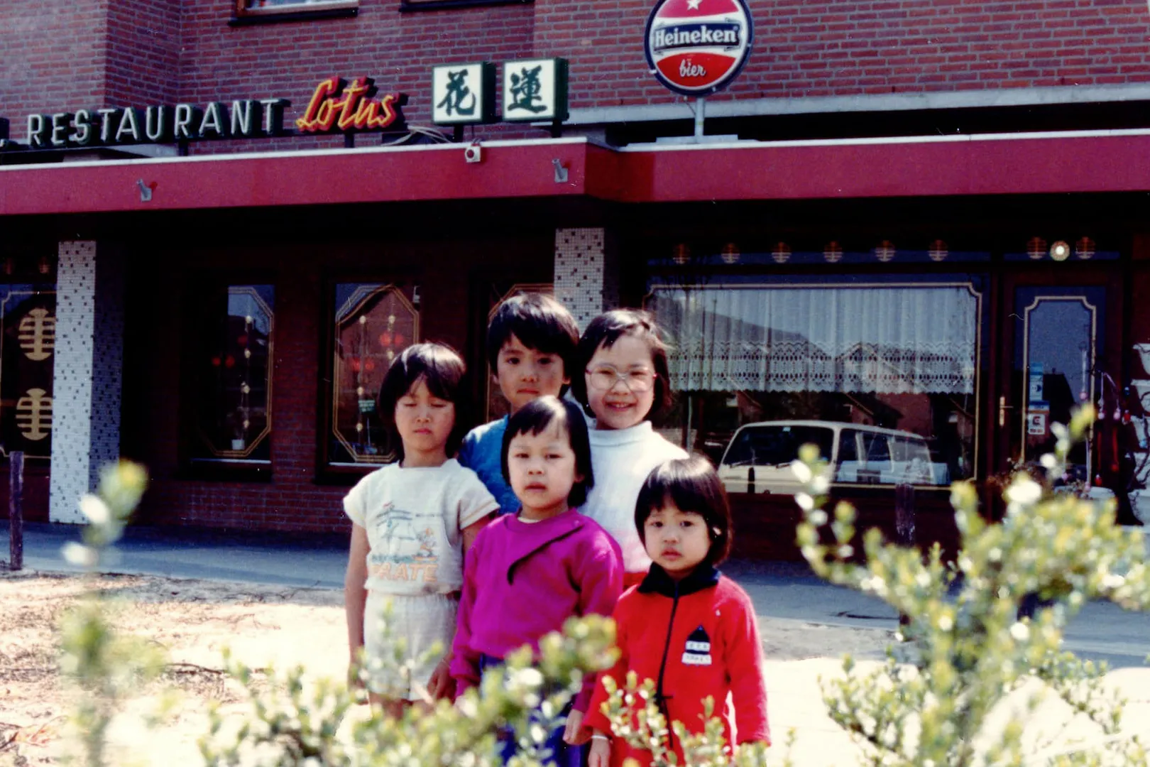 Een beeld van 5 kinderen voor een Chinees Indisch Restaurant