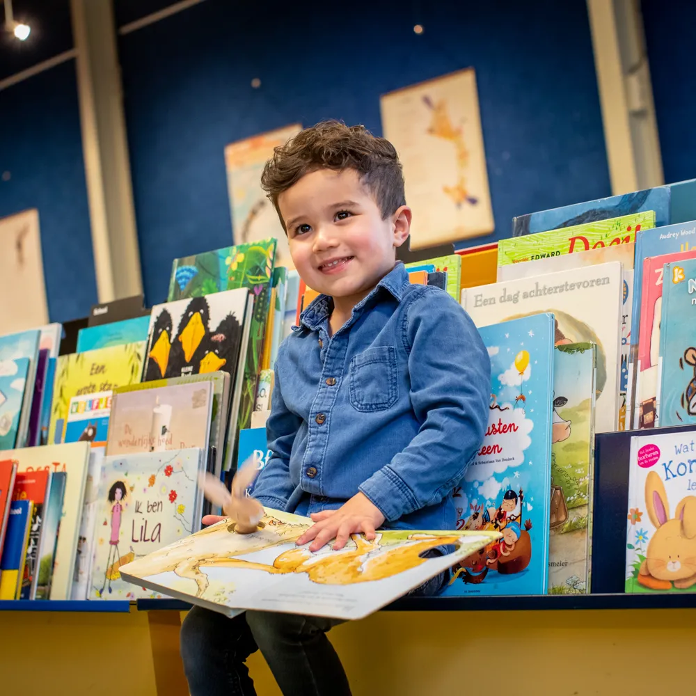 Jongen met boek