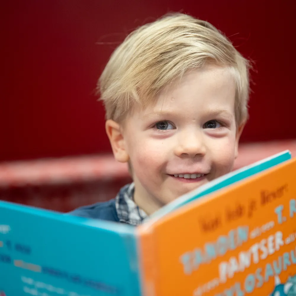 Jongen met boek
