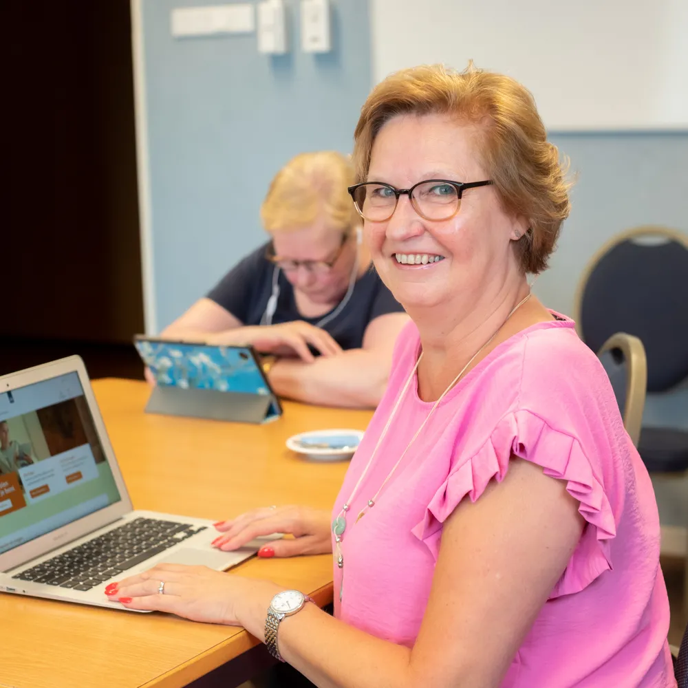 vrouw achter laptop