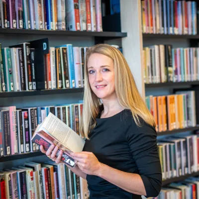 Vrouw voor boekenkast 