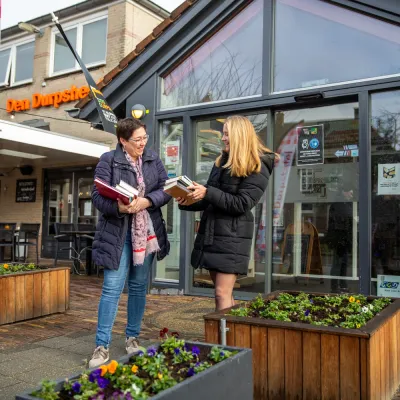 twee vrouwen bij ingang bibliotheek