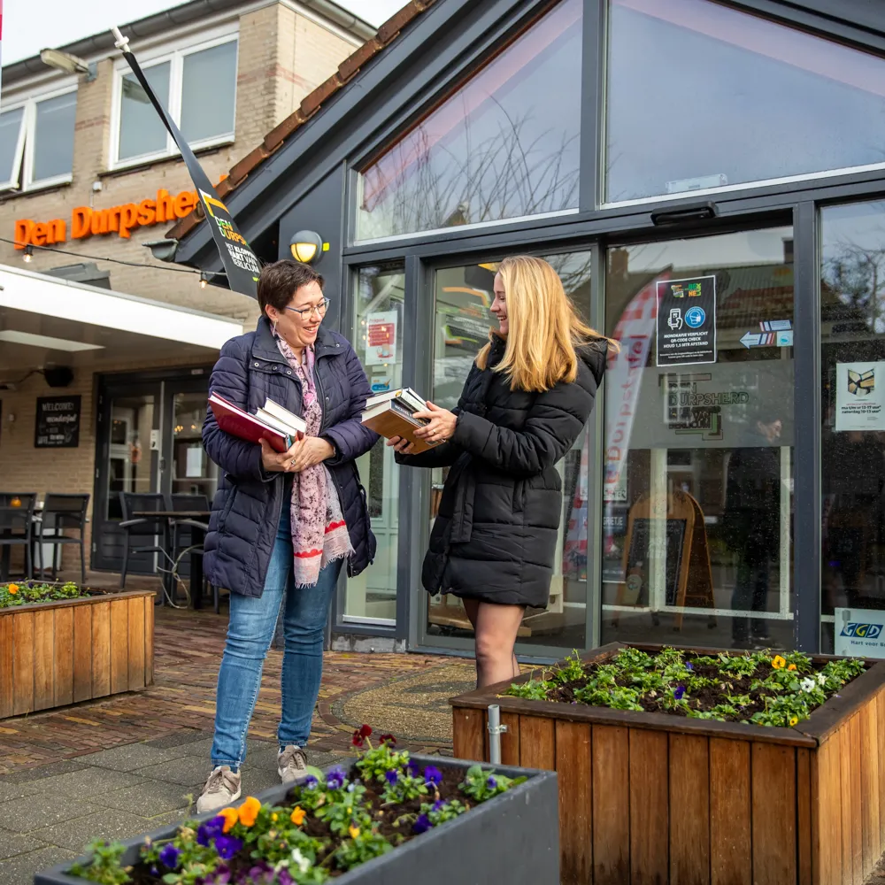 twee vrouwen bij ingang bibliotheek